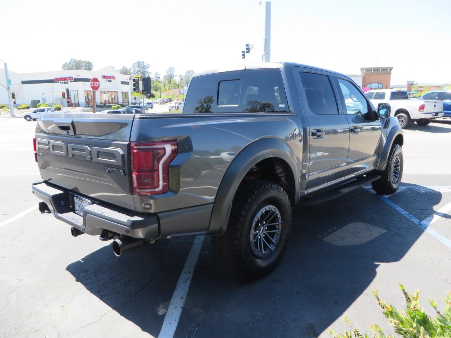 2019 CHARCOAL /BLACK Ford F-150 F-150 Raptor (1FTFW1RG6KF) with an 3.5L V6 ECOBOOST engine, automatic transmission, located at 2630 Grass Valley Highway, Auburn, CA, 95603, (530) 508-5100, 38.937893, -121.095482 - Photo#4